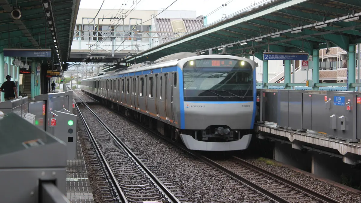 さがみ野駅に到着した相鉄本線11000系電車