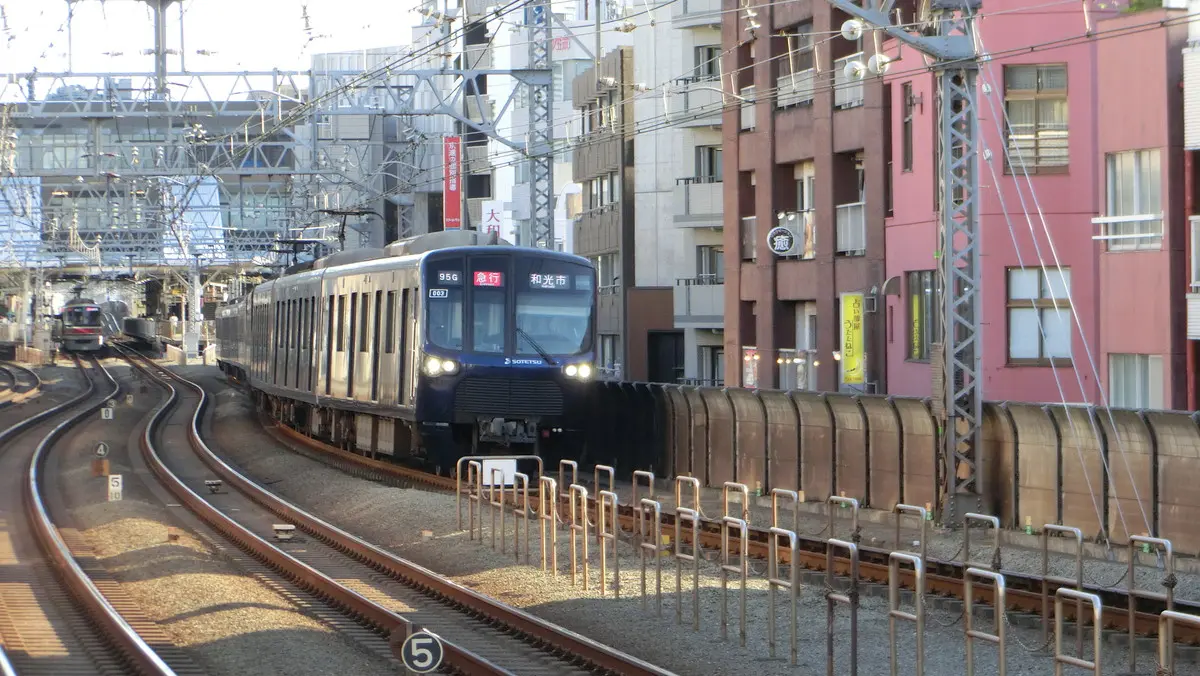 乗入れ先の東横線武蔵小杉駅を出発した相鉄新横浜線20000系電車