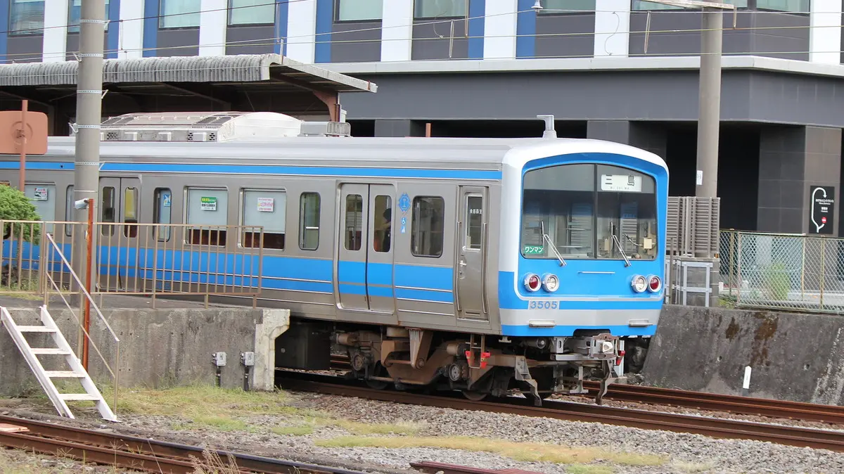 三島駅に到着する伊豆箱根鉄道駿豆線3000系電車