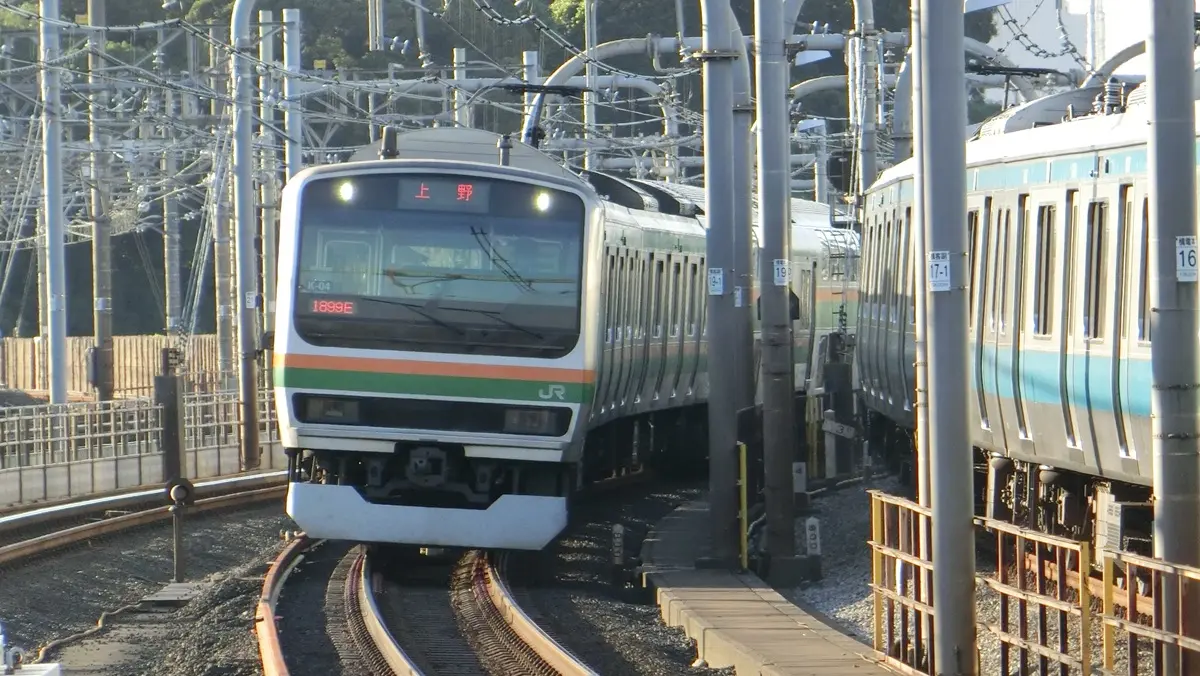 JR Takasaki Line E231 series 1000 train heading towards Akabane Station