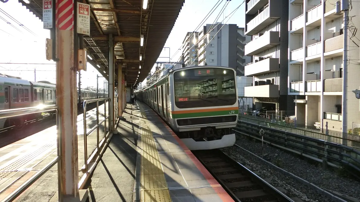 JR Takasaki Line E231 series 1000 train arriving at Oku Station
