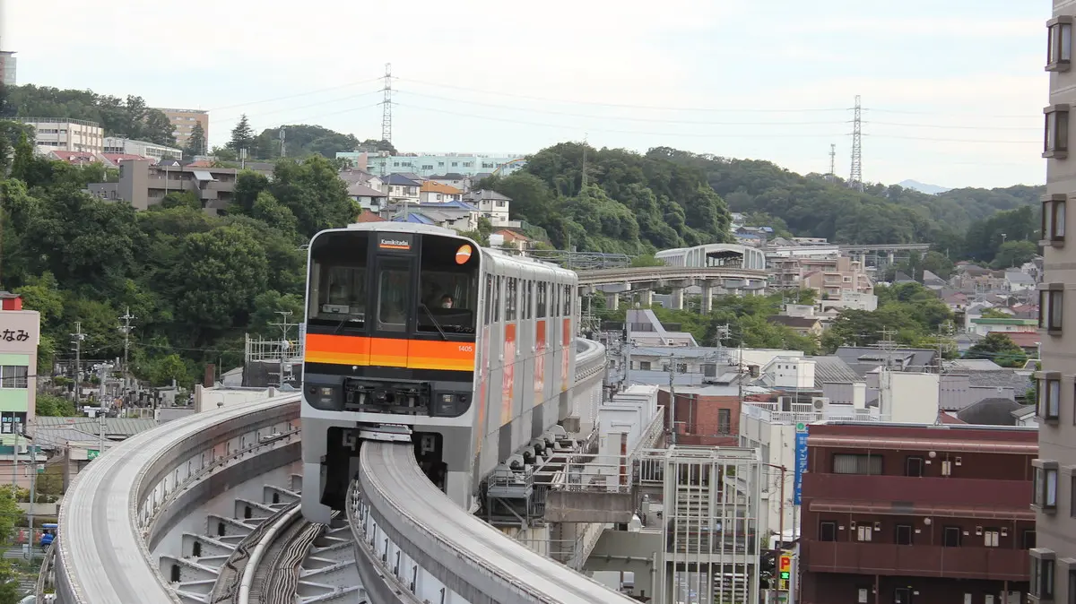 Tama Toshi Monorail 1000 series train heading towards Takahatafudo Station