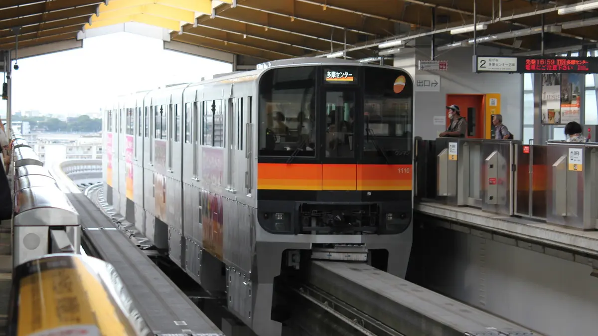 高幡不動駅に到着した多摩都市モノレール1000系電車