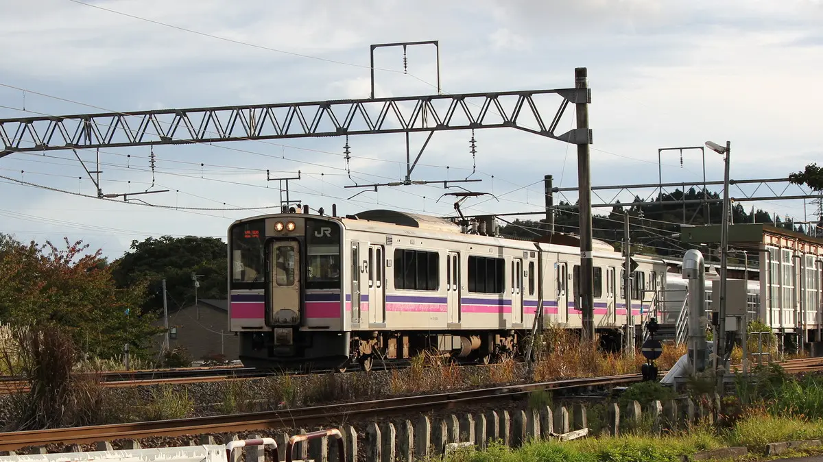 A 701 series train on the Tazawako Line departing from Kakunodate Station