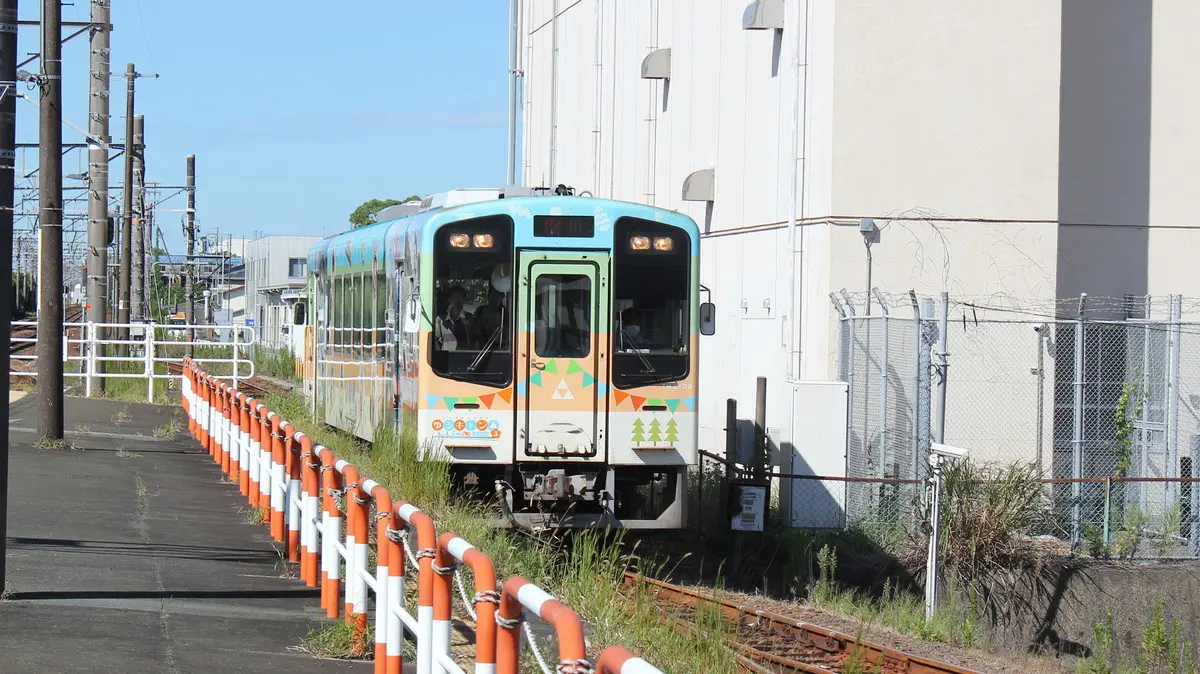 Tenryu Hamanako Line TH2100 diesel railcar arriving at Kakegawa Station