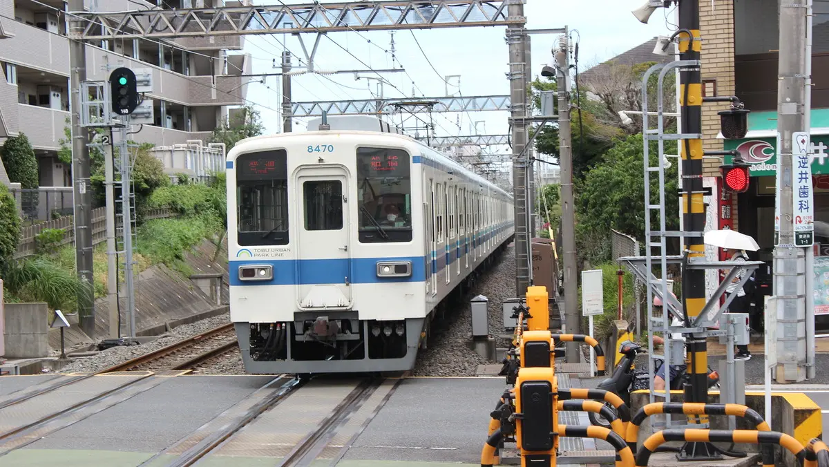 An 8000 series train, the same model as the Tobu Kiryu Line, arrives at Mutsumi Station