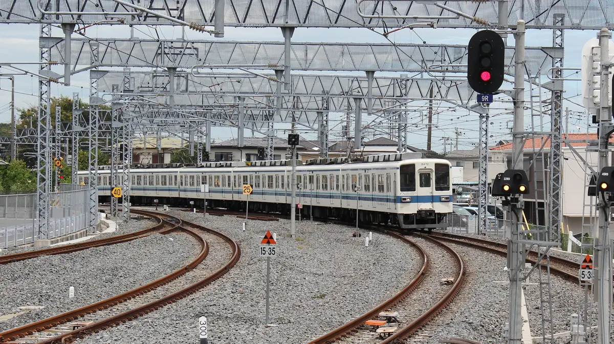 An 8000 series train, the same model as the Tobu Koizumi Line, arrives at Takayanagi Station
