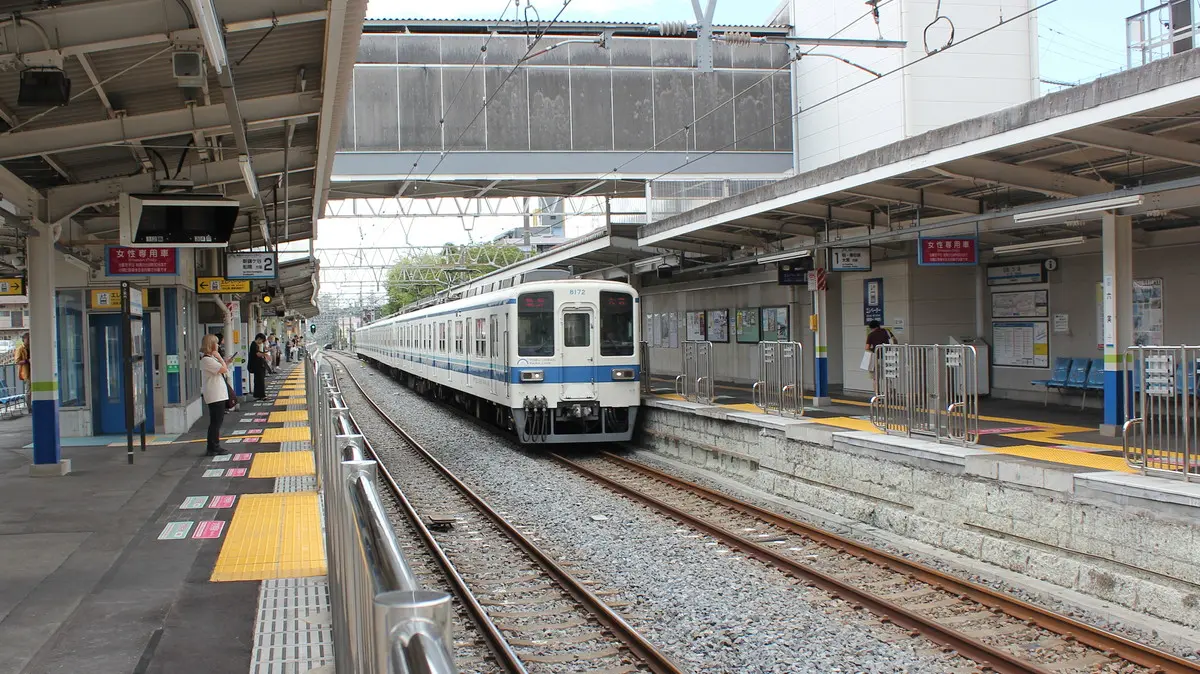 東武佐野線と同型の8000系電車が東武アーバンパークラインの六実駅に到着