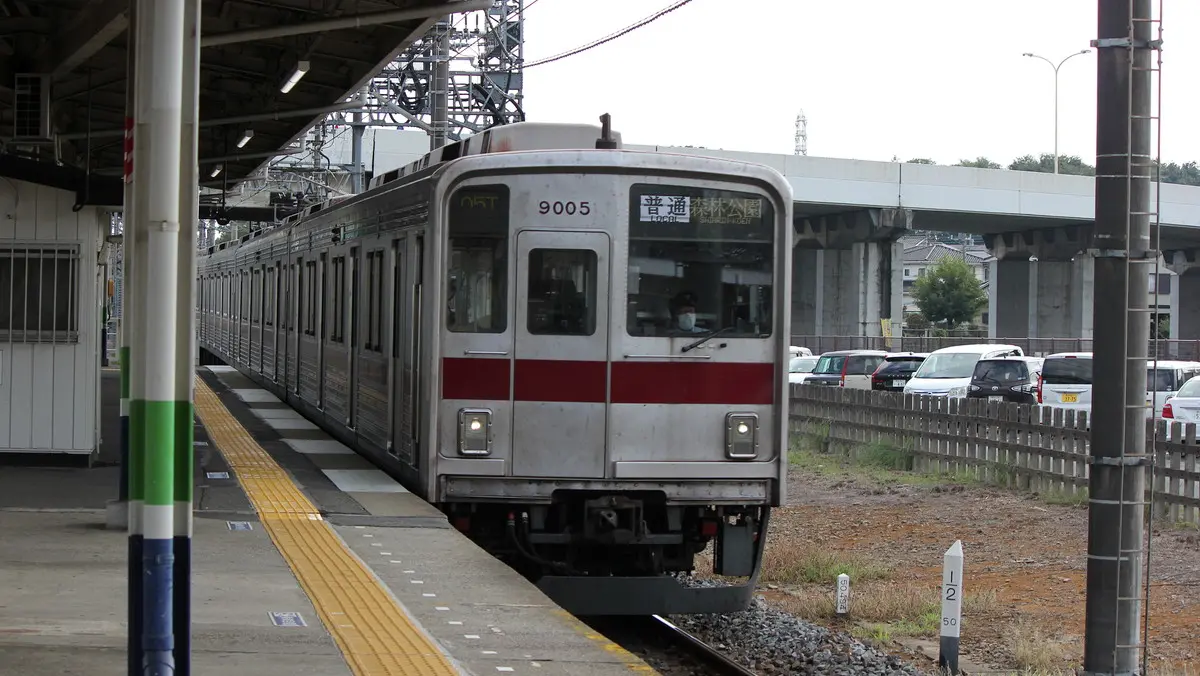 Tobu Tojo Line 9000 series train arriving at Shinrin-koen Station