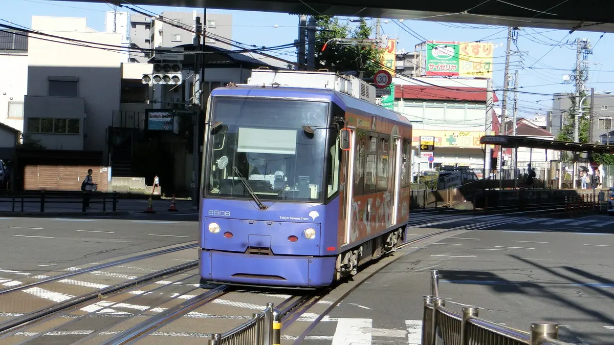 Toden Arakawa Line 8800 series train heading towards Kumanomae Station