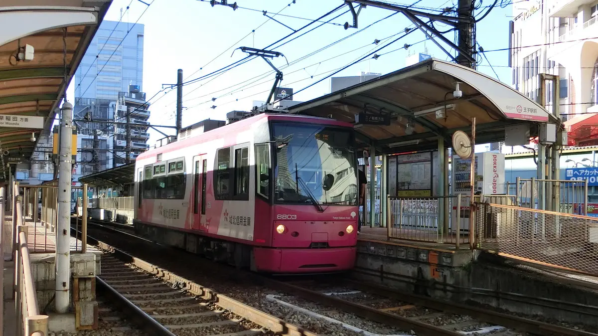 Toden Arakawa Line 8800 series train stopped at Oji Station