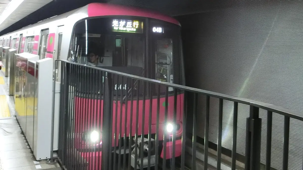 大門駅に停車中の都営大江戸線12-600形電車