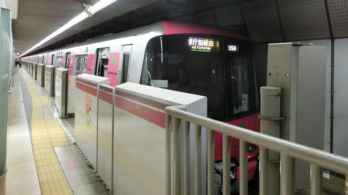 青山一丁目駅に停車中の都営大江戸線12-600形電車