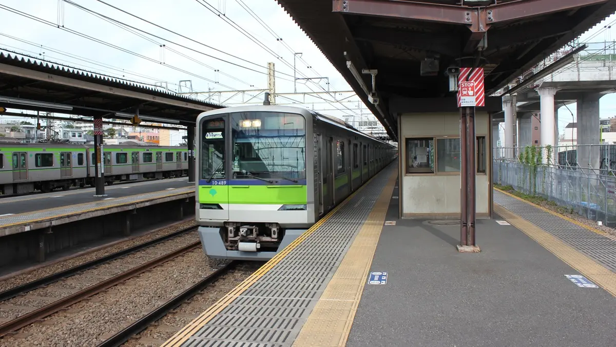 直通先の京王線桜上水駅に到着した都営新宿線10-300形電車