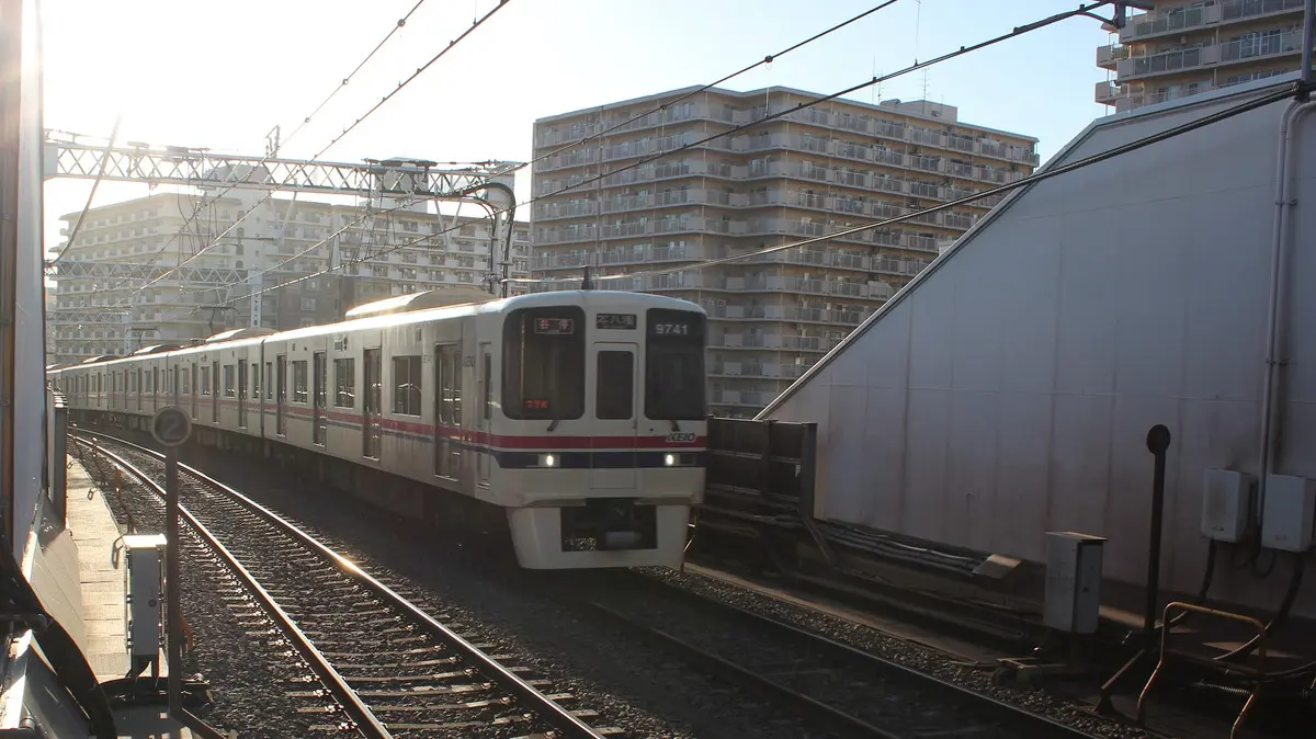 東大島駅に到着する都営新宿線（京王線9000系電車）