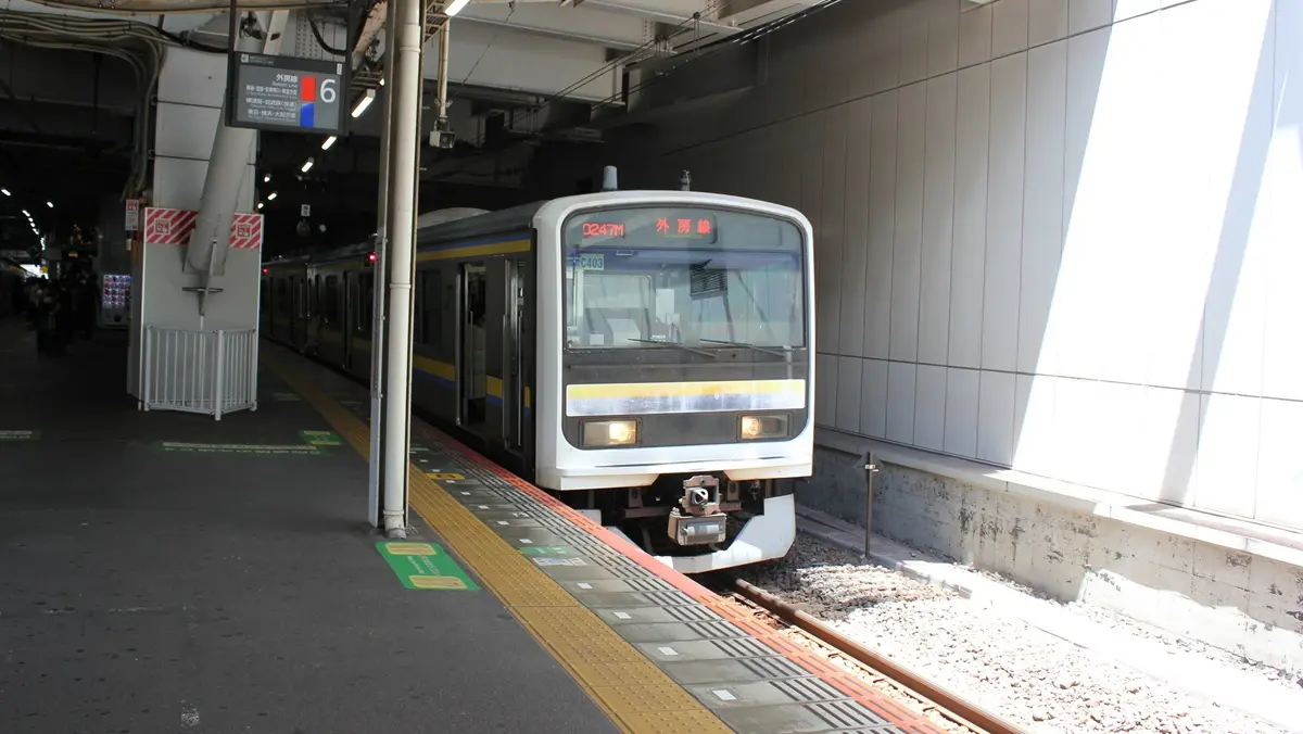 千葉駅に停車中の東金線209系2100番台電車（外房線直通）