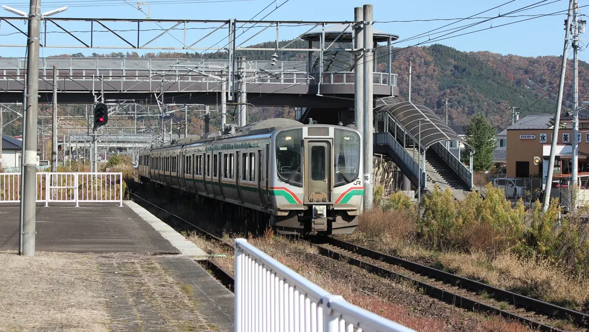 Tohoku Main Line E721 series train arriving at Tsukinoki Station