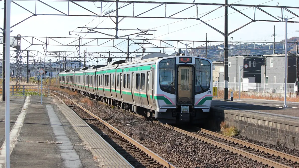 岩沼駅に到着する東北本線E721系電車