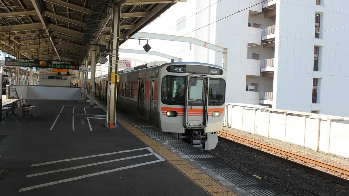 Tokaido Line 315 series 3000 train parked at Shizuoka Station