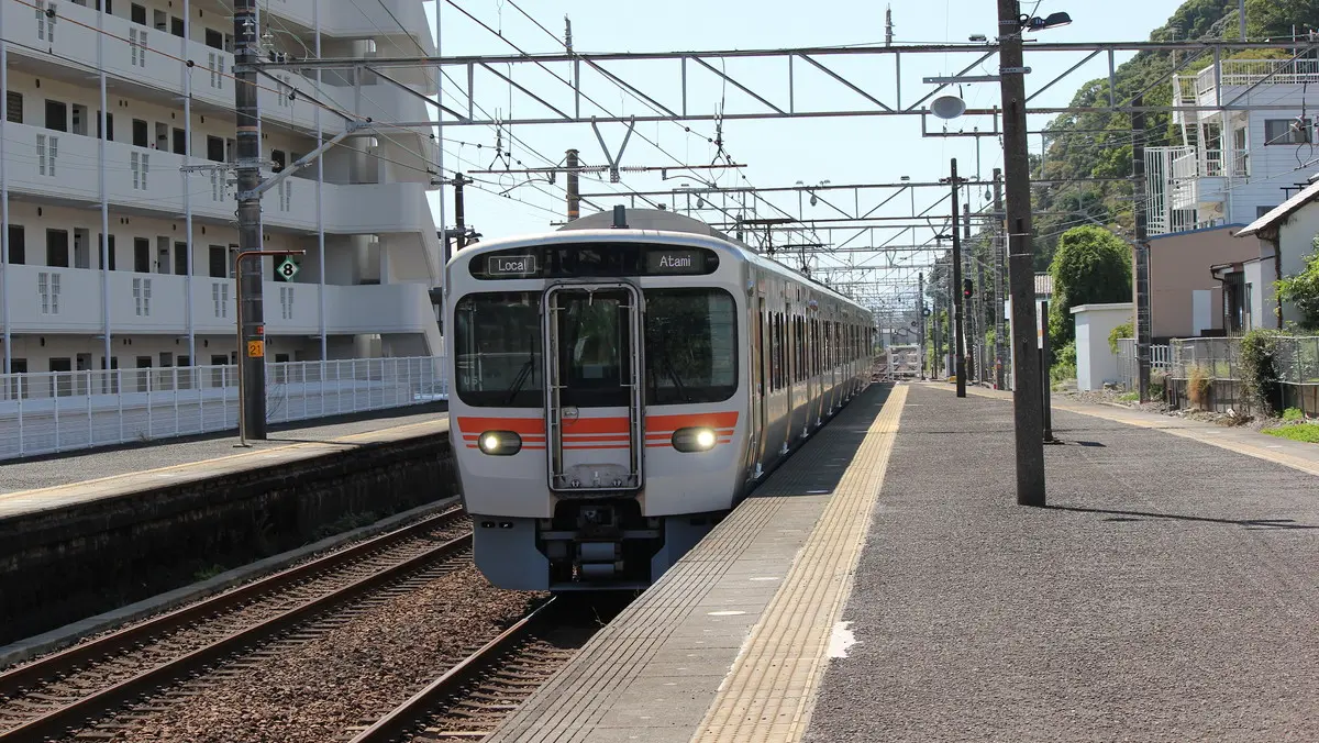 Tokaido Line 315 series 3000 train arriving at Okitsu Station