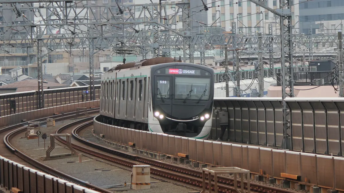 Tokyu Denentoshi Line 2020 series train heading to Futako-Shinchi Station