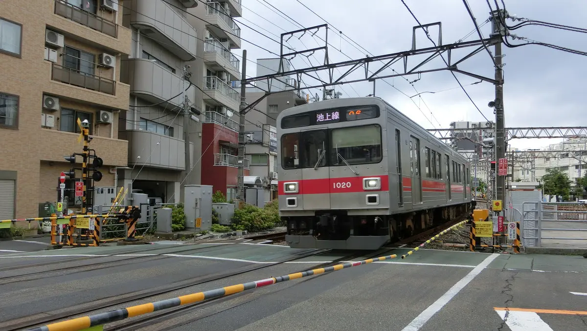 Tokyu Ikegami Line 1000 series train departs Kamata Station