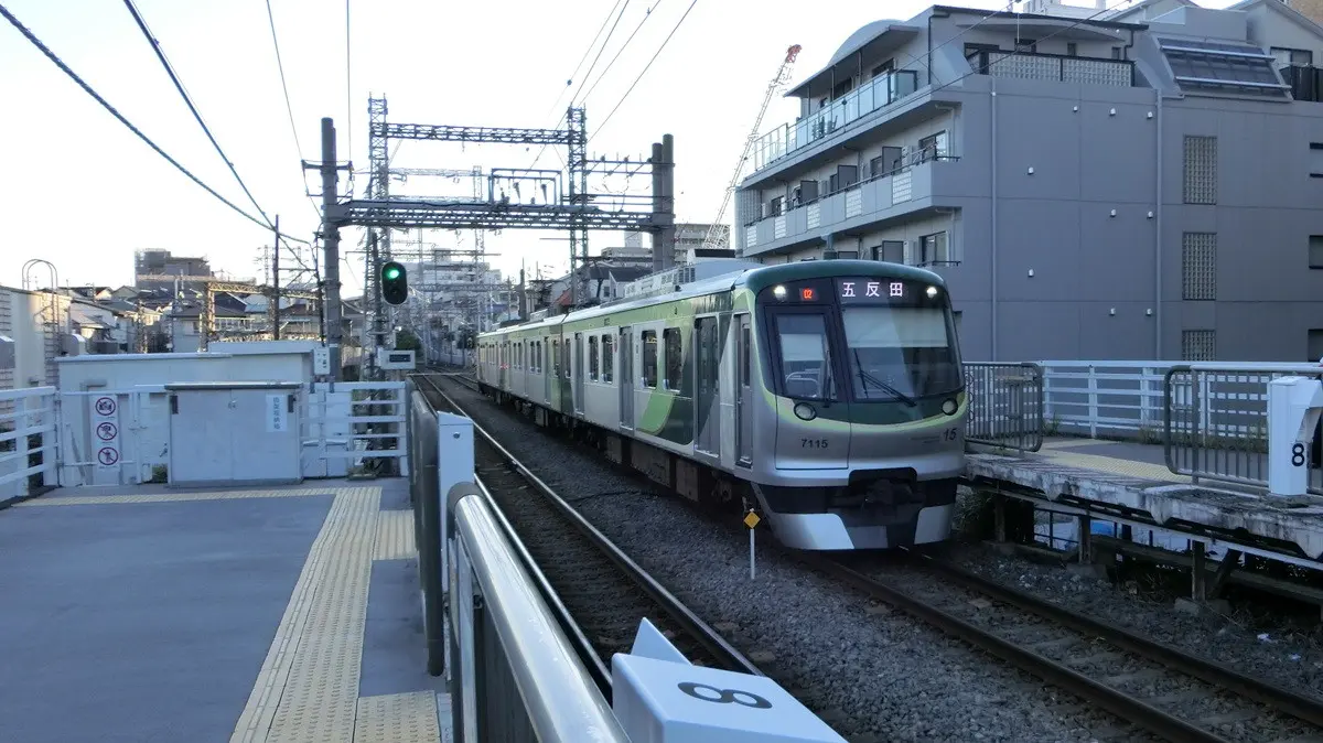 Tokyu Ikegami Line 7000 series train arriving at Senzokuike Station