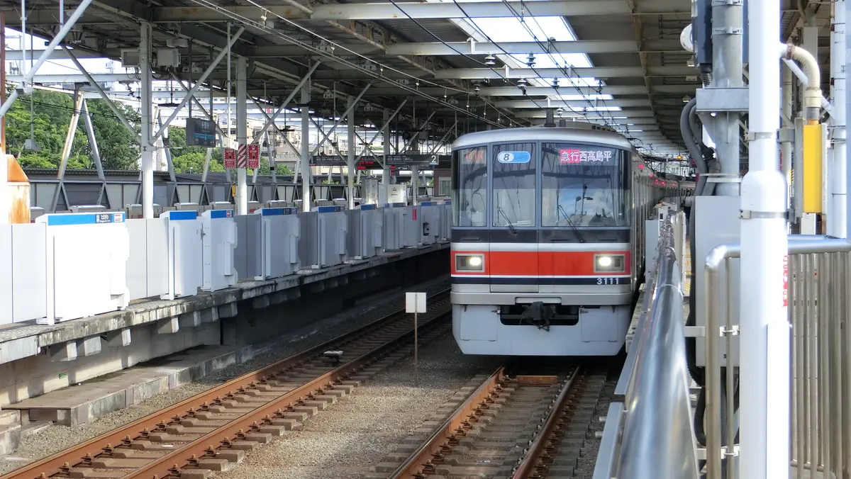 Tokyu Meguro Line 3000 series train stopped at Tamagawa Station