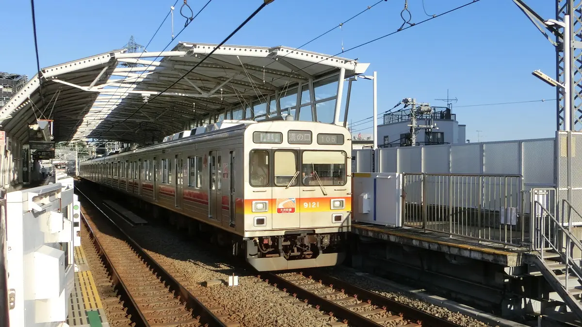 Tokyu Oimachi Line 9000 series train parked at Midorigaoka Station