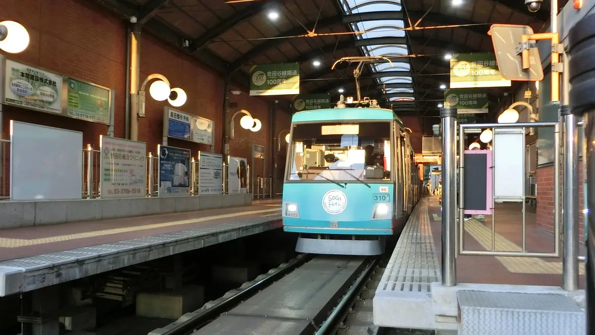 A light blue Tokyu Setagaya Line 300 series train waiting to depart at Sangenjaya Station