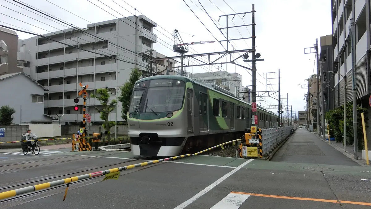 Tokyu Tamagawa Line 7000 series train heading to Kamata Station