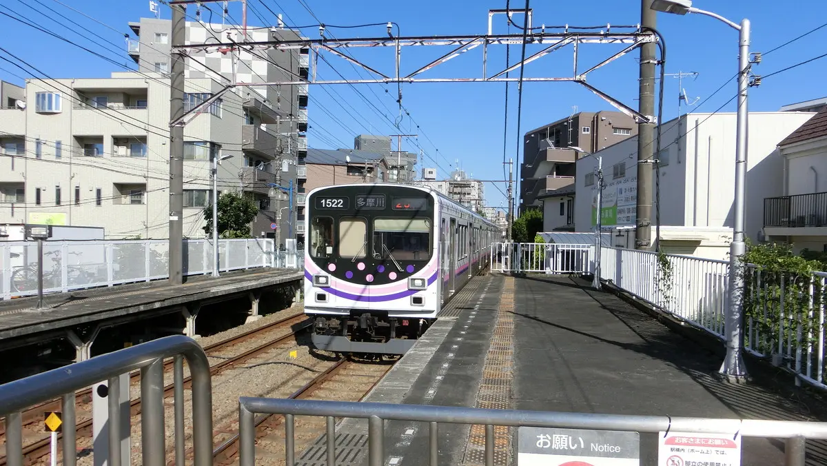 Tokyu Tamagawa Line 1000 series 1500 arriving at Yaguchinowatashi Station