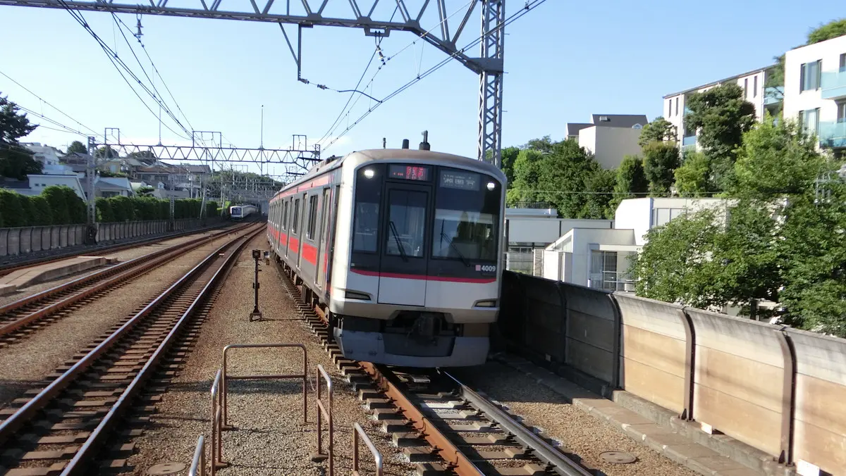 多摩川駅を通過する東急東横線5050系電車