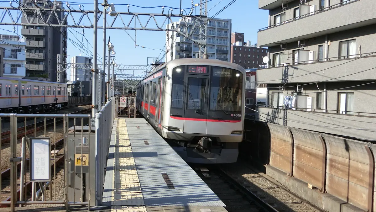Tokyu Toyoko Line 5050 series train passing through Shin-Maruko Station
