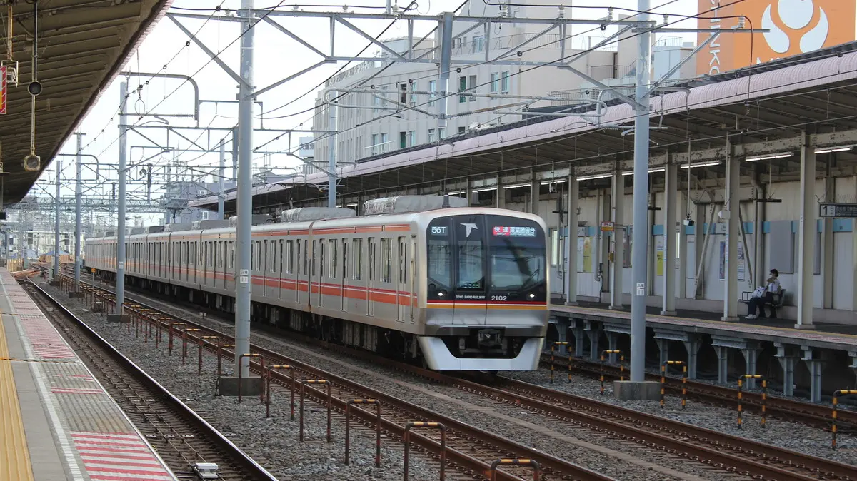 Toyo Rapid Railway 2000 series train passing through Baraki-Nakayama Station at high speed