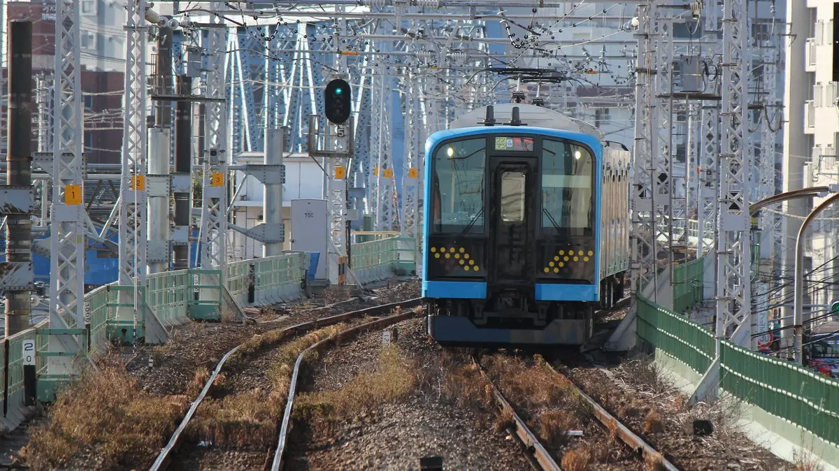 Tsurumi Line E131 series 1000 train arriving at Tsurumi Station