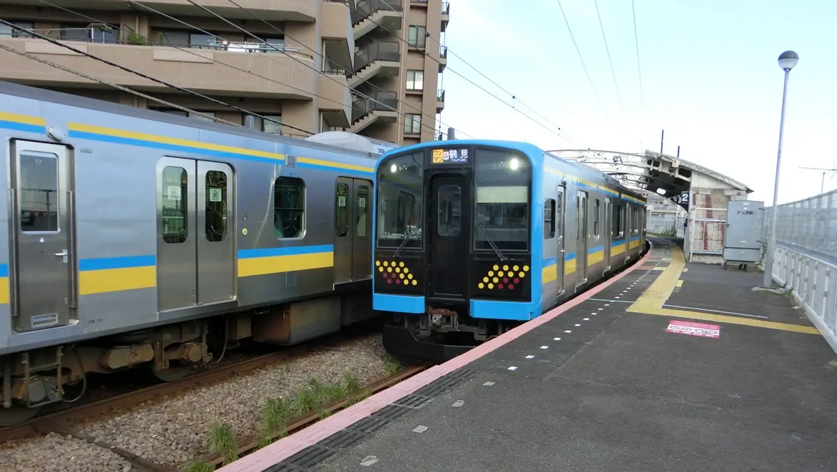 Tsurumi Line E131 Series 1000 train arriving at Kokudo Station