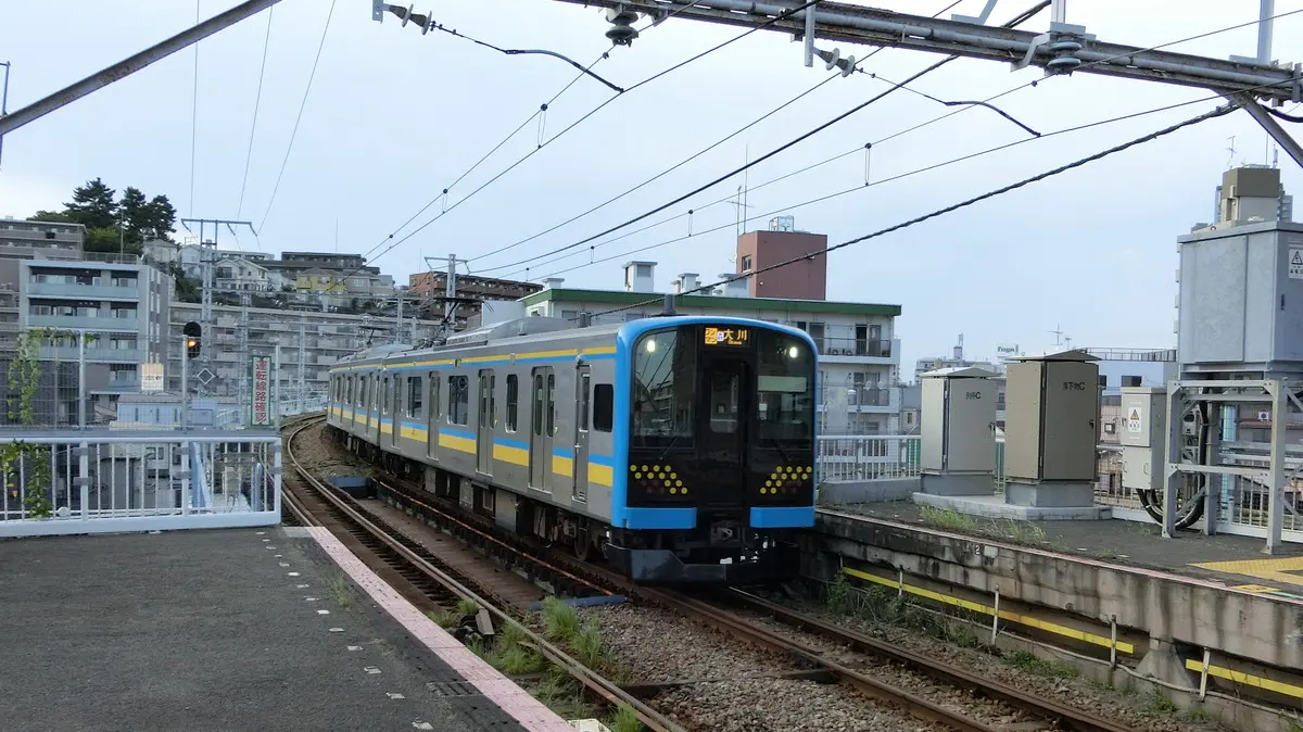 The E131 series 1000 train on the Tsurumi Line's Okawa branch line arrives at Kokudo Station