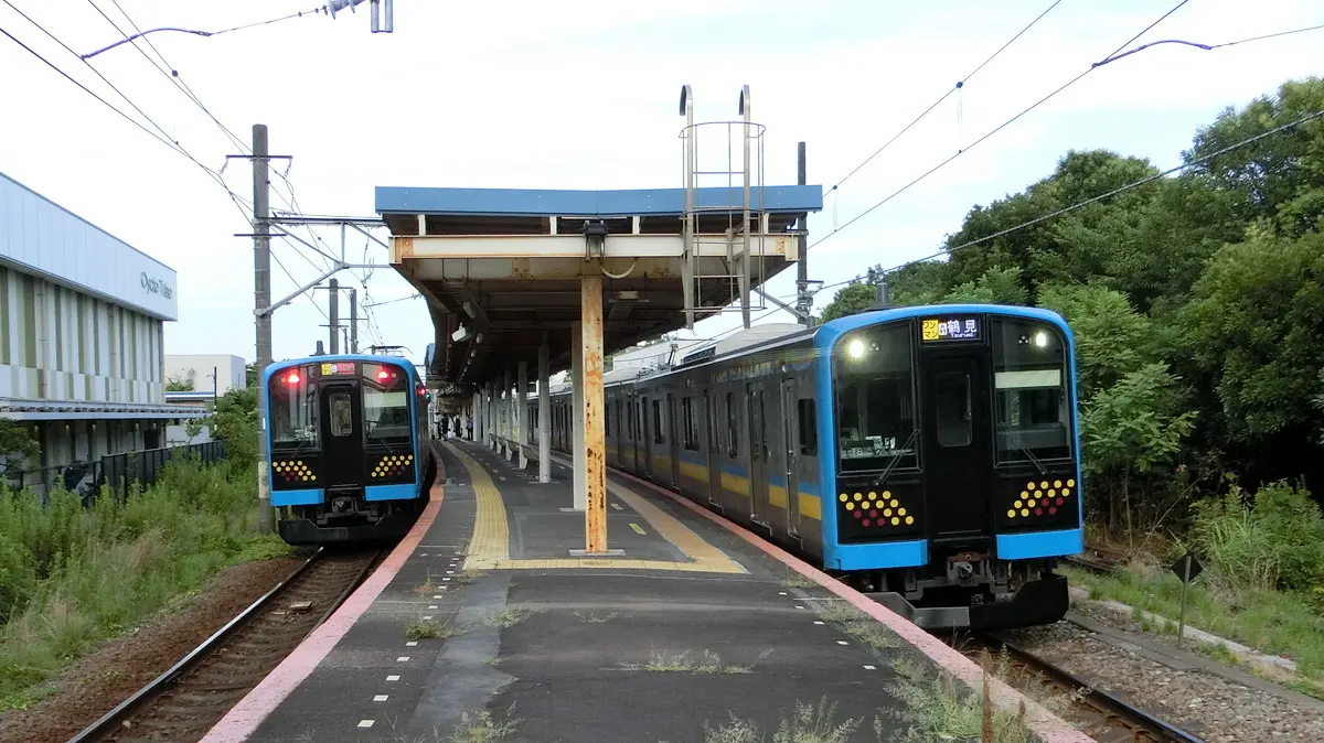 E131 series 1000 trains on the Okawa branch of the Tsurumi Line at Bentenbashi Station