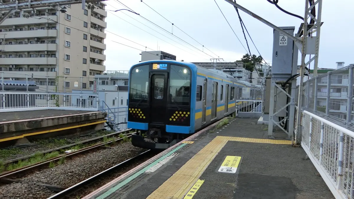 E131 series 1000 on the Tsurumi Line Umi-Shibaura branch arrives at Kokudo Station