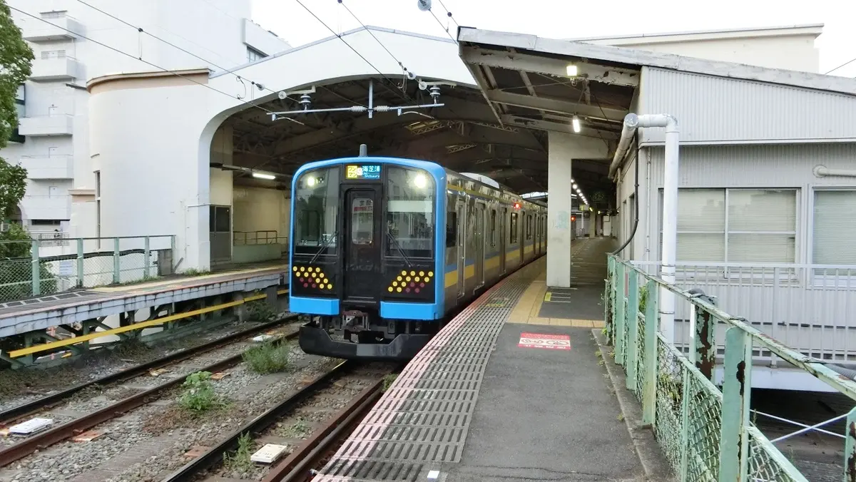 Tsurumi Line Umi-Shibaura Branch E131 Series 1000 train waiting to depart at Tsurumi Station