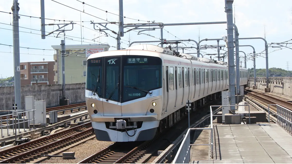 つくばエクスプレスTX-1000系電車が守谷駅に到着