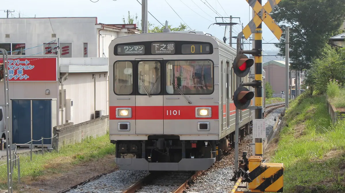Ueda Railway Bessho Line 1000 series train arriving at Akasakaue Station