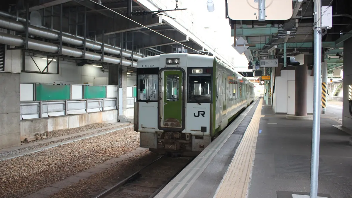 Kiha 110 series diesel train on the Yamada Line at Morioka Station