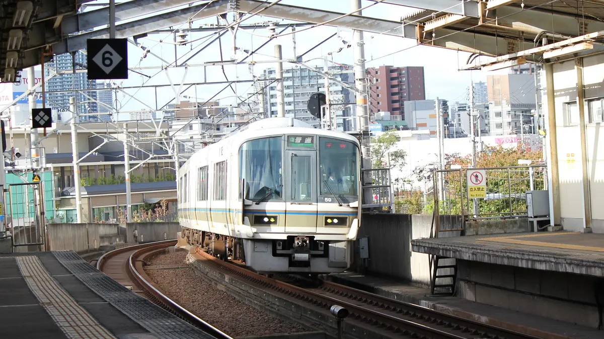 今宮駅に到着する大和路線221系電車
