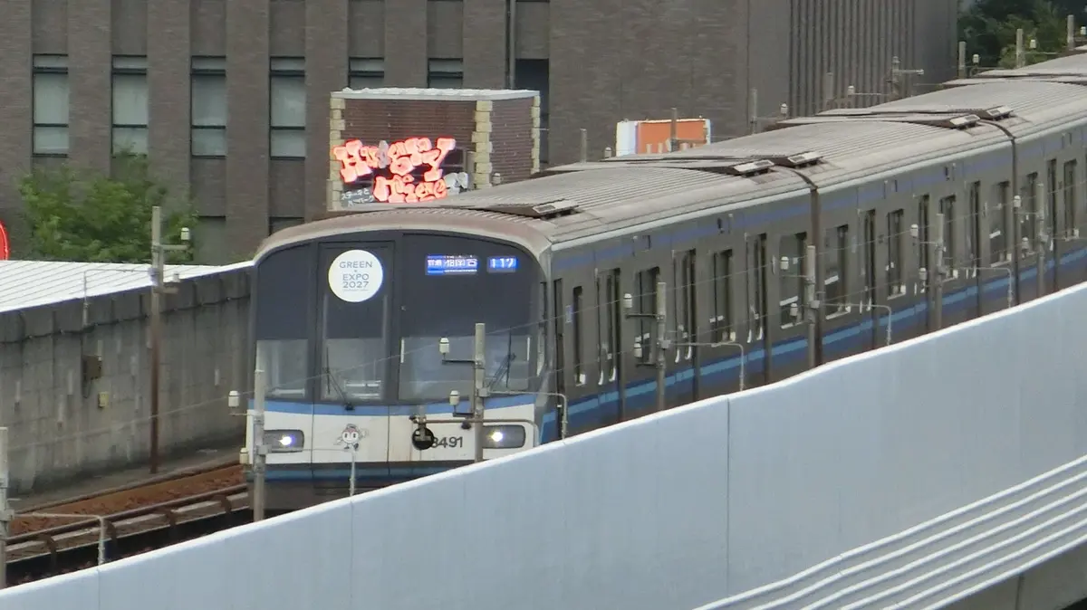 センター南駅に到着する横浜市営地下鉄ブルーライン3000形電車