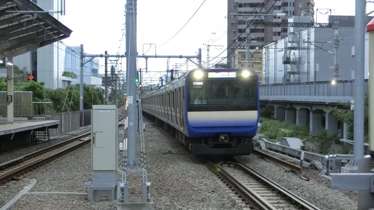 Yokosuka Line E235 series 1000 train arriving at Musashi-Kosugi Station