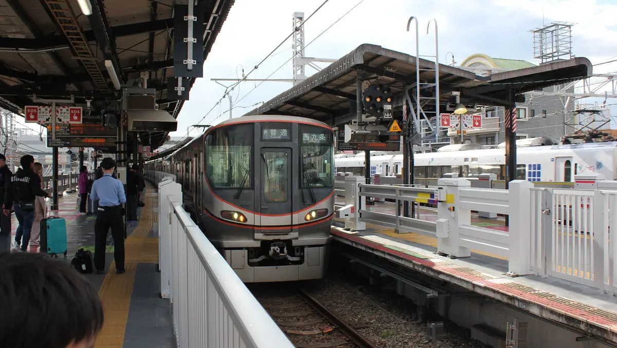 A JR Yumesaki Line 323 series train arriving at Nishikujo Station