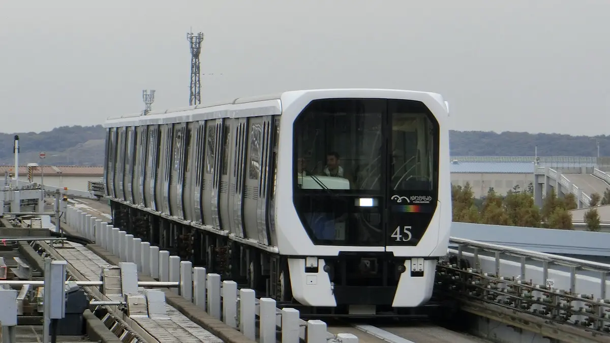 有明駅に到着するゆりかもめ7300系電車
